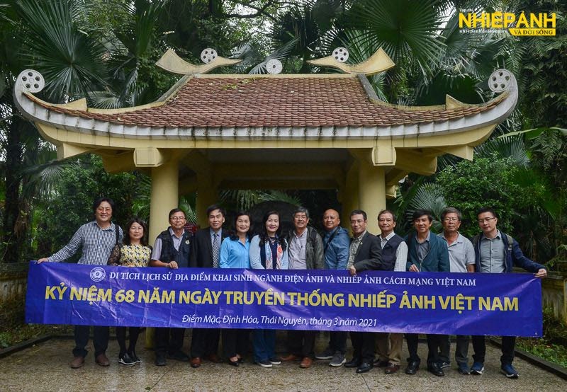 Ban Chấp hành Hội NSNAVN chụp ảnh lưu niệm tại Khu di tích lịch sử Quốc gia Địa điểm khai sinh ngành Điện ảnh và Nhiếp ảnh Cách mạng Việt Nam
