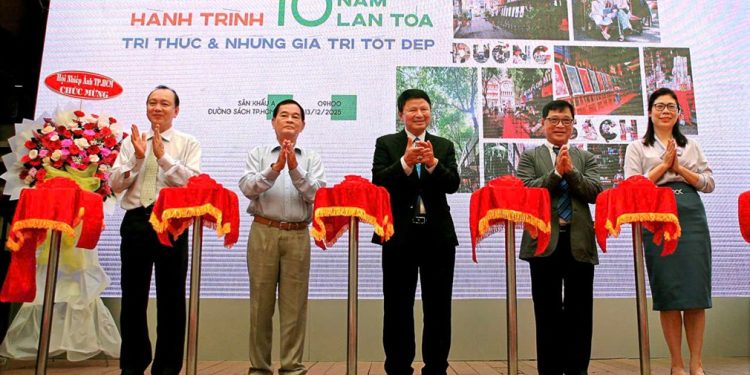 TRAO GIẢI VÀ KHAI MẠC TRIỂN LÃM ẢNH “ĐƯỜNG SÁCH THÀNH PHỐ – DẤU ẤN VĂN HÓA 10 NĂM QUA ỐNG KÍNH”