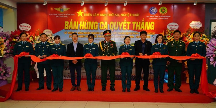 KHAI MẠC TRIỂN LÃM ẢNH “BẢN HÙNG CA QUYẾT THẮNG” TẠI HÀ NỘI