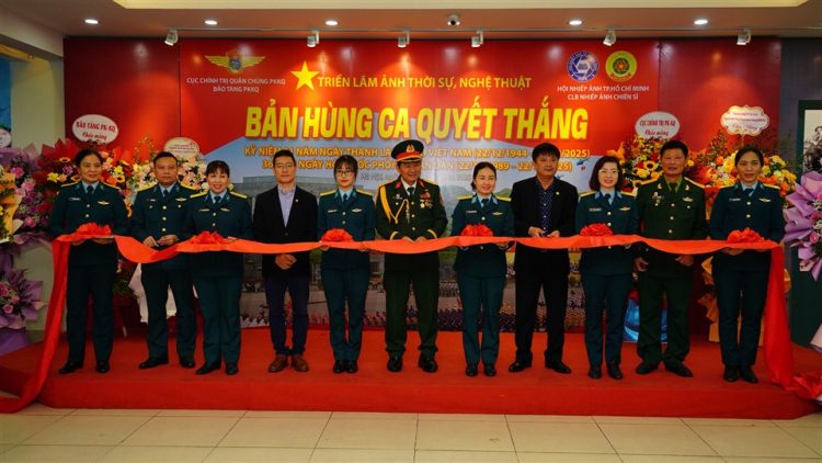 KHAI MẠC TRIỂN LÃM ẢNH “BẢN HÙNG CA QUYẾT THẮNG” TẠI HÀ NỘI