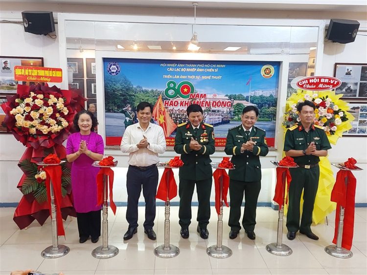 Khai mạc Triển lãm ảnh “80 năm hào khí miền Đông”.