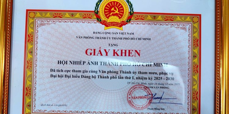 HỘI NHIẾP ẢNH TP HỒ CHÍ MINH VINH DỰ NHẬN GIẤY KHEN CỦA VĂN PHÒNG THÀNH ỦY