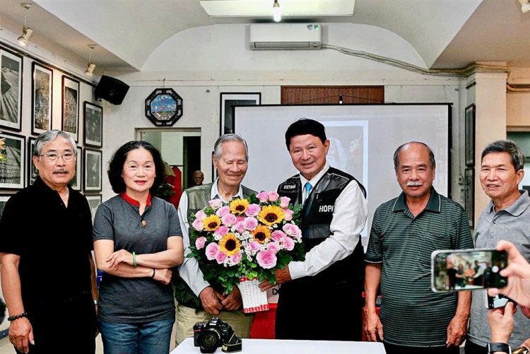 NHÀ ĐIÊU KHẮC LÂM QUANG NỚI GIỚI THIỆU THIẾT KẾ TƯỢNG CỐ NSNA LÂM TẤN TÀI ĐẶT NGOÀI TRỜI