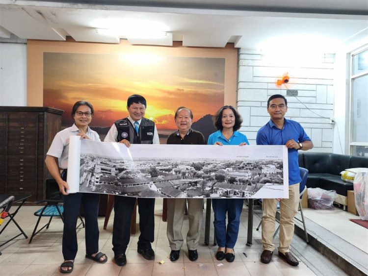 NHÀ SƯU TẬP VŨ ĐÌNH HẢI TRAO TẶNG HỘI NHIẾP ẢNH TP HỒ CHÍ MINH BỨC ẢNH PANORAMA 360° DÀI 7 MÉT VỀ SÀI GÒN XƯA