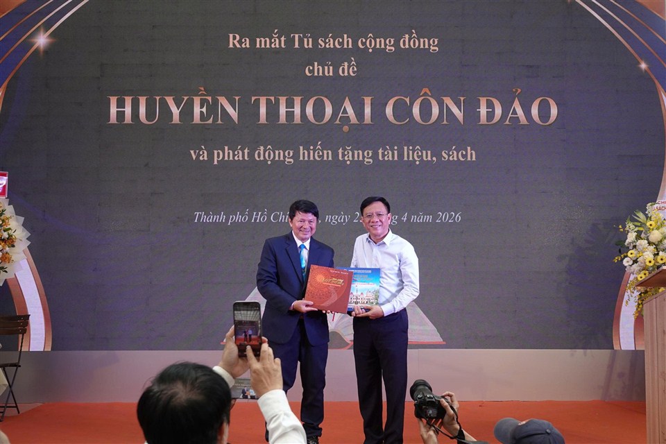 HOPA TẶNG SÁCH CHO TỦ SÁCH HUYỀN THOẠI CÔN ĐẢO.