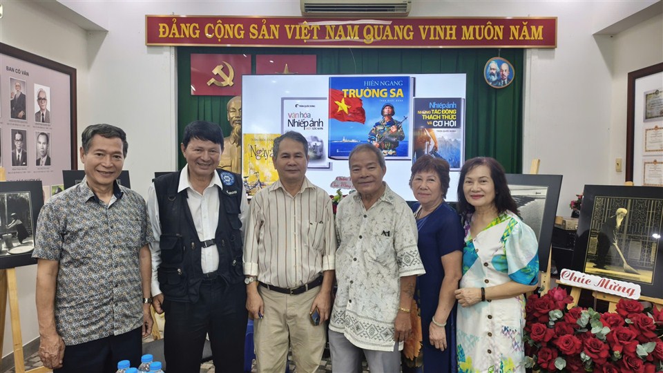 NSNA TRẦN QUỐC DŨNG TRÌNH CHIẾU ẢNH NGHỆ THUẬT “NỬA ĐỜI CẦM MÁY” – MỘT HÌNH THỨC TRIỂN LÃM MỚI MẺ