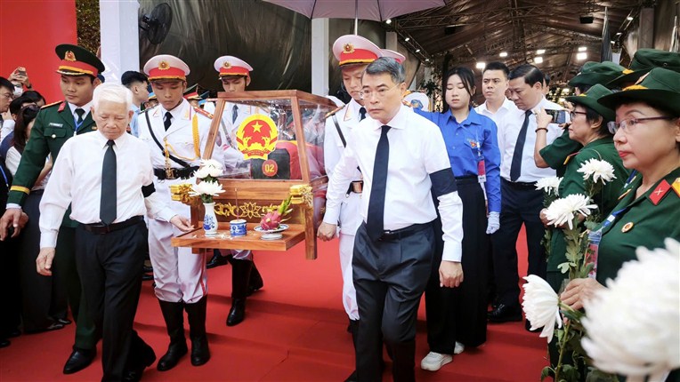 XÚC ĐỘNG LỄ VIẾNG, TRUY ĐIỆU AN TÁNG 731 HÀI CỐT LIỆT SĨ TẠI CÔNG VIÊN LÊ THỊ RIÊNG