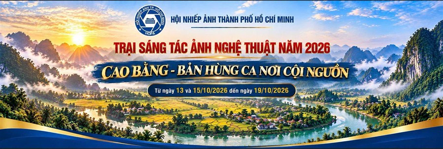 TRẠI SÁNG TÁC ẢNH NGHỆ THUẬT “CAO BẰNG – BẢN HÙNG CA NƠI CỘI NGUỒN” Sáng 15/10, 50 trại viên Hội Nhiếp ảnh TP.HCM tạm biệt thành phố thân yêu, háo hức lên đường đến với Cao Bằng,miền đất cội nguồn cách mạng, nơi hội tụ vẻ đẹp hùng vĩ của núi rừng và chiều sâu lịch sử dân tộc. Vừa hạ cánh xuống sân bay, đoàn đã nhanh chóng tiếp tục hành trình bằng đường bộ, vượt qua năm con đèo quanh co giữa núi rừng để đến với Núi Mắt Thần, điểm sáng tác đầu tiên của trại. Sau chặng đường dài, thật may mắn khi thiên nhiên ưu ái dành tặng các nghệ sĩ nhiếp ảnh một buổi hoàng hôn tuyệt đẹp. Ánh nắng cuối ngày nhuộm vàng núi non, mây trời, tạo nên những khoảnh khắc đầy cảm xúc, khiến bao mệt nhọc tan biến trong niềm say mê sáng tác. Xin trân trọng cảm ơn sự đón tiếp nồng hậu, nghĩa tình của chính quyền và đồng bào các dân tộc Cao Bằng. Một ngày đầu vượt năm con đèo, đón một hoàng hôn rực rỡ, khởi đầu đầy cảm hứng cho hành trình ghi lại vẻ đẹp miền đất cội nguồn!